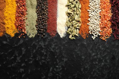 Siyah masada bir sürü farklı baharat var. Metin için boşluk
