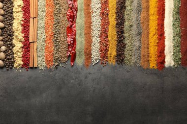 Siyah masada bir sürü farklı baharat var. Metin için boşluk