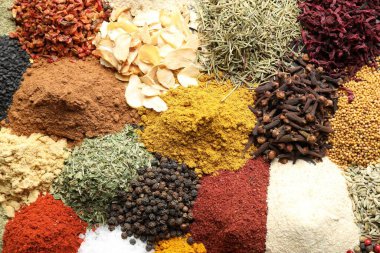 Arka plan olarak birçok farklı baharat, üst görünüm