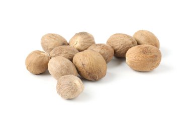 Beyazın üzerinde izole edilmiş taze hindistan cevizi yığını