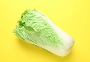 Sarı arka planda taze Çin lahanası, üst manzara.