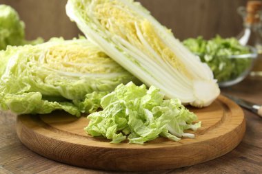 Ahşap masada taze kesilmiş Çin lahanası, yakın plan.