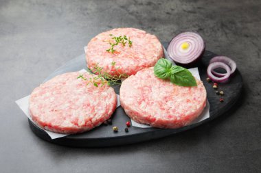 Hamburger ve baharatlar için taze çiğ köfteler, yakın plan.