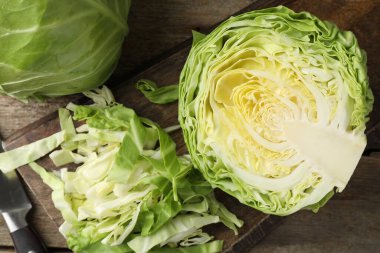 Taze kesilmiş lahanalar ve tahta masanın üzerinde bıçak, düz yatıyordu.