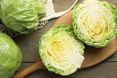 Taze lahana ve ahşap masa üzerinde ağ çanta, düz yatıyordu.