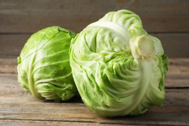 Ahşap masada taze lahanalar, yakın plan.