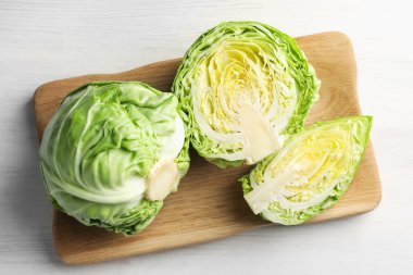 Taze taze lahana ve açık ahşap masa, üst görünüm