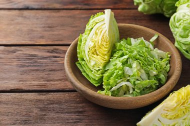Ahşap masada taze yeşil lahanalar, yakın plan. Metin için boşluk