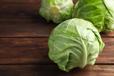 Ahşap masada taze lahanalar, yakın plan. Metin için boşluk