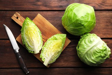 Taze lahana ve bıçak ahşap masada, düz yatıyordu.