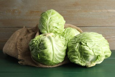 Yeşil ahşap masada taze lahana.