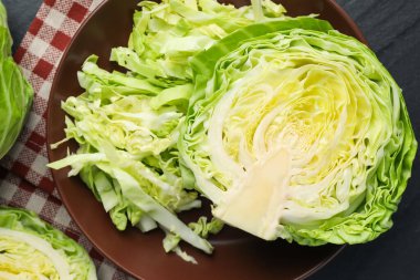 Siyah masada taze yeşil lahana kes.