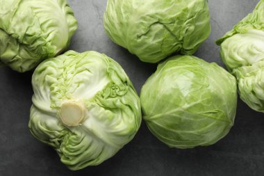 Taze yeşil lahanalar gri masada, düz yatıyordu.