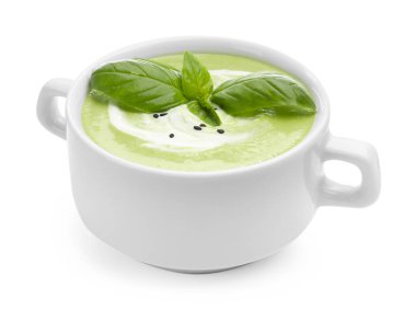 Lezzetli bezelye kremalı çorba ve fesleğen.