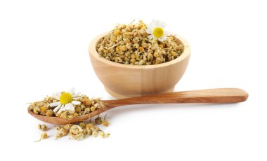 Kuru, taze papatya çiçekleri kasede ve kaşıkta beyaza izole edilmiş.