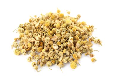 Kuru papatya çiçeği yığını beyazda izole edilmiş.