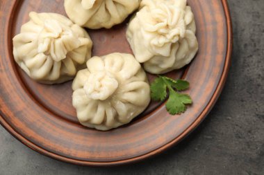 Gri masada servis edilen nefis khinkali, üst manzara.