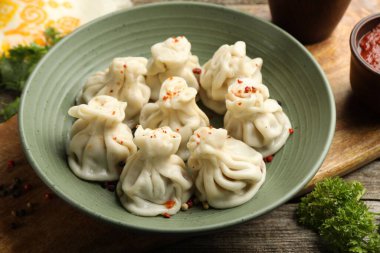 Ahşap masada servis edilen nefis khinkali.