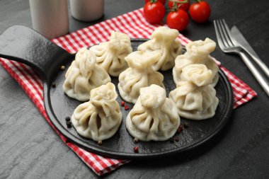 Lezzetli khinkali siyah masada servis ediliyor, yakın plan.