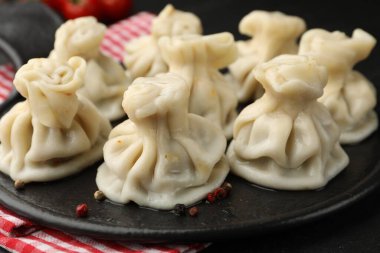 Baharatlı lezzetli khinkali, yakın plan.