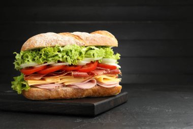 Jambonlu ve sebzeli baget sandviç, yakın plan. Metin için boşluk