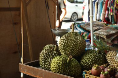 Taze olgun duryanlar ve pazardaki diğer farklı meyveler, yakın plan.