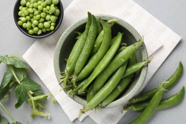 Taze taze taze bezelyeler Gri masada, düz yatıyordu