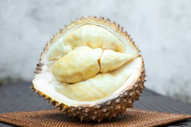 Açık havada taze olgun durian, yakın plan.