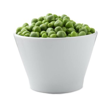 Taze taze bezelyeler beyaz kasede izole edilmiş.