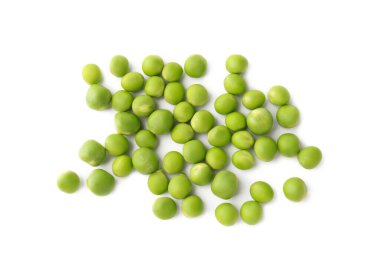 Beyazlar üzerinde izole taze bezelye yığını.