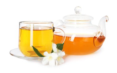 Aromatik yasemin çayı, cam bardak, çaydanlık, çiçekler ve yeşil yapraklar beyaz üzerine izole edilmiş.