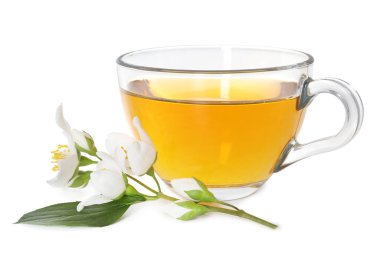 Cam bardakta yasemin çayı ve beyaz bardakta izole edilmiş çiçekler.