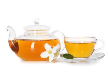 Aromatik yasemin çayı cam bardak, çaydanlık, çiçekler ve yeşil yaprak beyaza izole edilmiş.