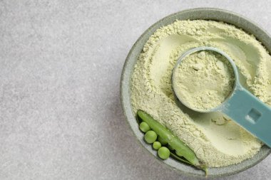 Protein tozu ve açık gri masada taze bezelyeler, üst manzara. Metin için boşluk