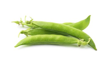 Beyaz izole taze yeşil bezelye