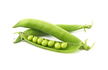 Beyaz kabuklarda taze yeşil bezelyeler.