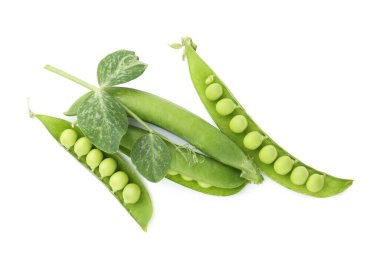 Kabuklu taze bezelyeler izole ve beyaz filizlenir.