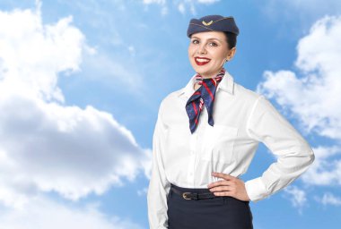 Gülümseyen hostes bulutlu mavi gökyüzüne karşı