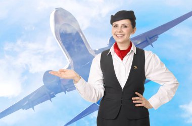 Gülümseyen hostes mavi gökyüzüne karşı bulutlar ve uçakla