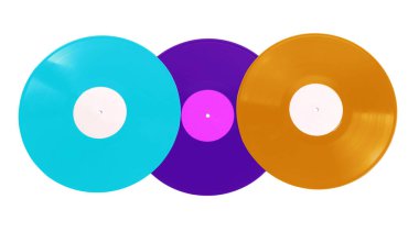 Beyaz arkaplanda üç renkli vinil plak