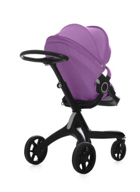 Bebek arabası. Beyaz tenteli modern bebek arabası.