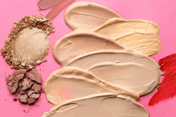 Eflatun arka planda farklı kozmetik ürünleri, düz yatış