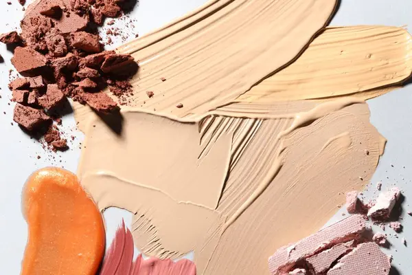 Beyaz arka planda farklı kozmetik ürünleri, düz yatış