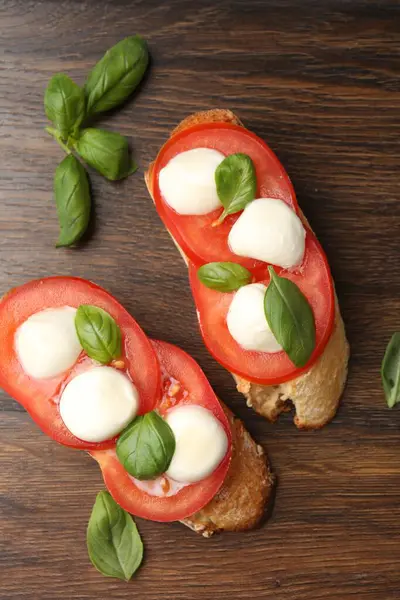 Peynirli, domatesli ve fesleğenli lezzetli sandviçler.