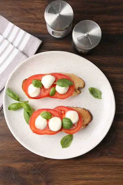 Peynirli, domatesli ve fesleğenli lezzetli sandviçler.