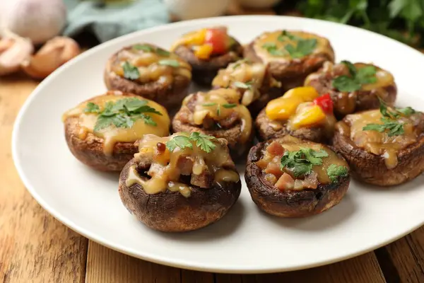 Ahşap masada lezzetli mantarlar, yakın plan.