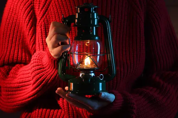 Kaliteli gazyağı feneri tutan kadın, yakın çekim görüntüsü.