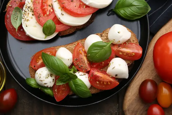 Peynirli, domatesli, fesleğenli ve baharatlı lezzetli sandviçler.