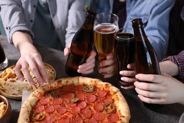 Gri masada bira ve atıştırmalık arkadaşlar, yakın plan.