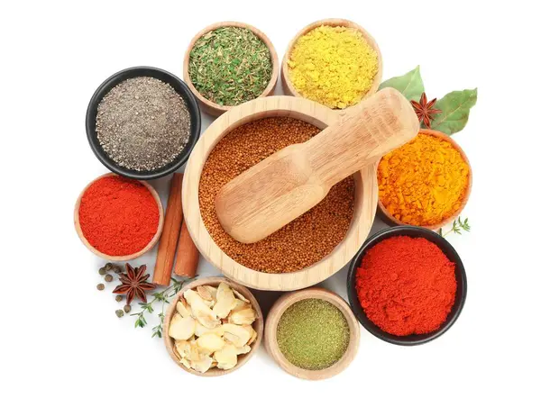 Beyaz, üst görünümde izole edilmiş farklı aromatik baharatlar